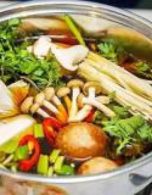 Lẩu gà tre nấu nấm