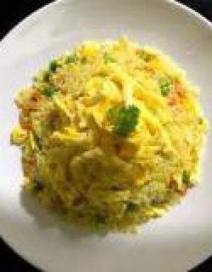 Cơm chiên tỏi trùm trứng