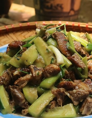 Cúm Núm xào Mướp