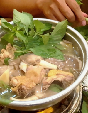 Gà ta lẩu măng chua