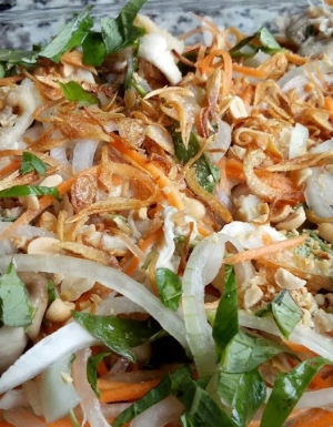 Gà ta luộc bóp gỏi