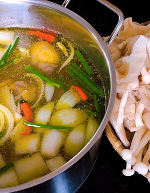 Gà ta nấu lẩu nấm