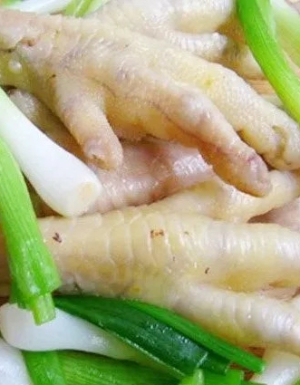 Chân gà hấp hành