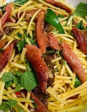 Gỏi khô cá lóc bóp xoài