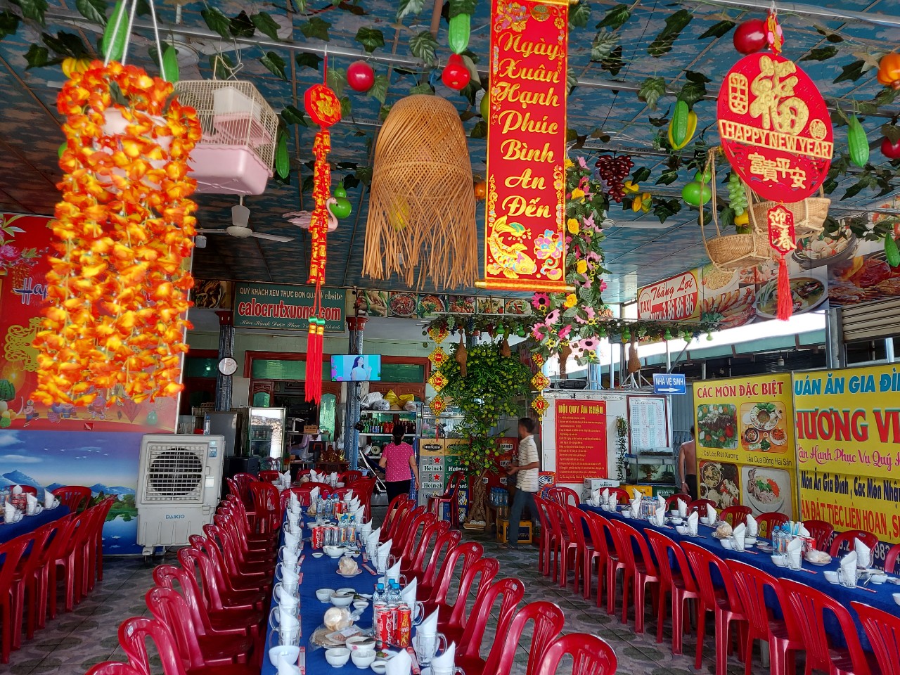 KHÔNG GIAN QUÁN ĂN