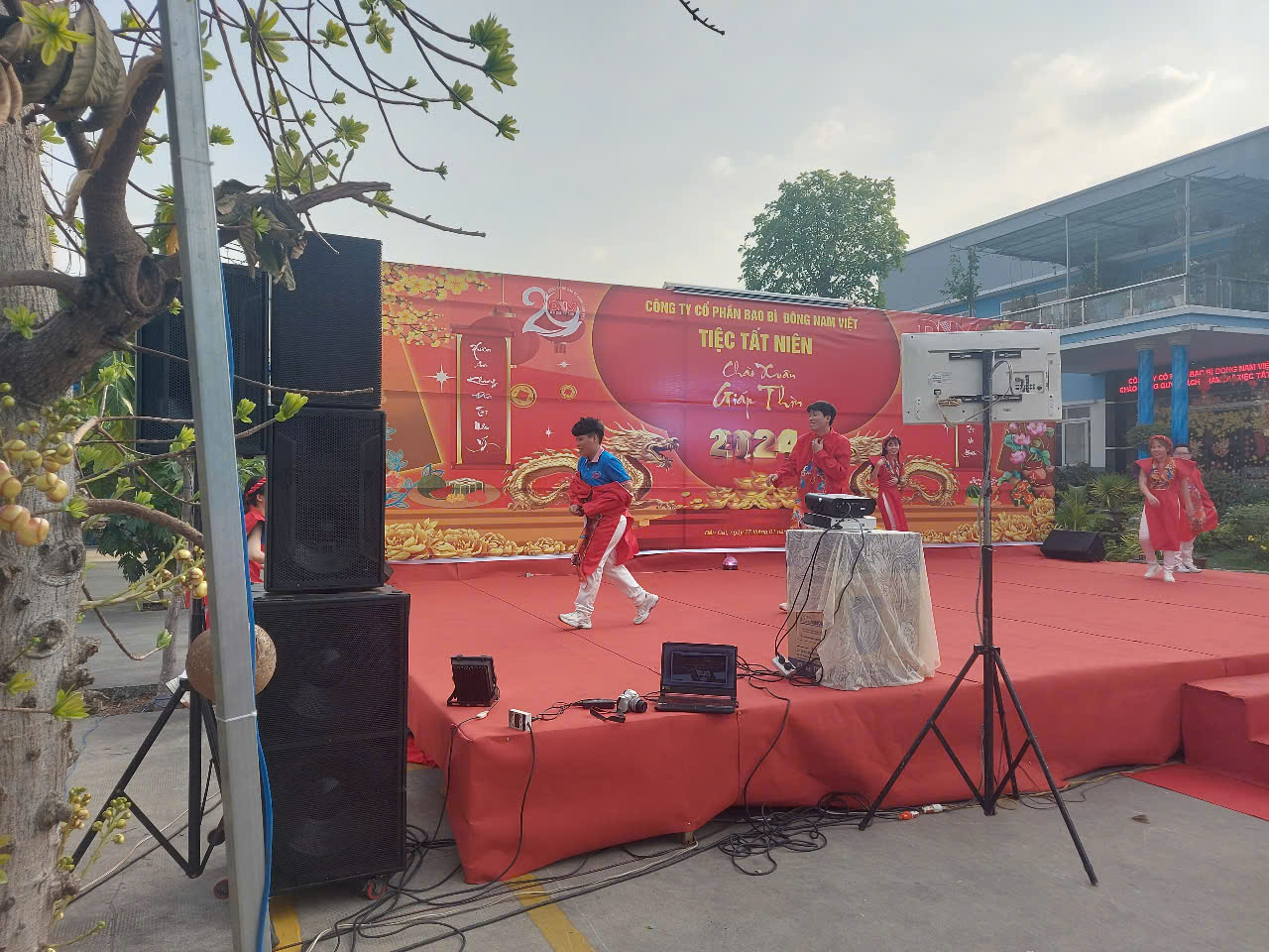 tất niên tại bến cát